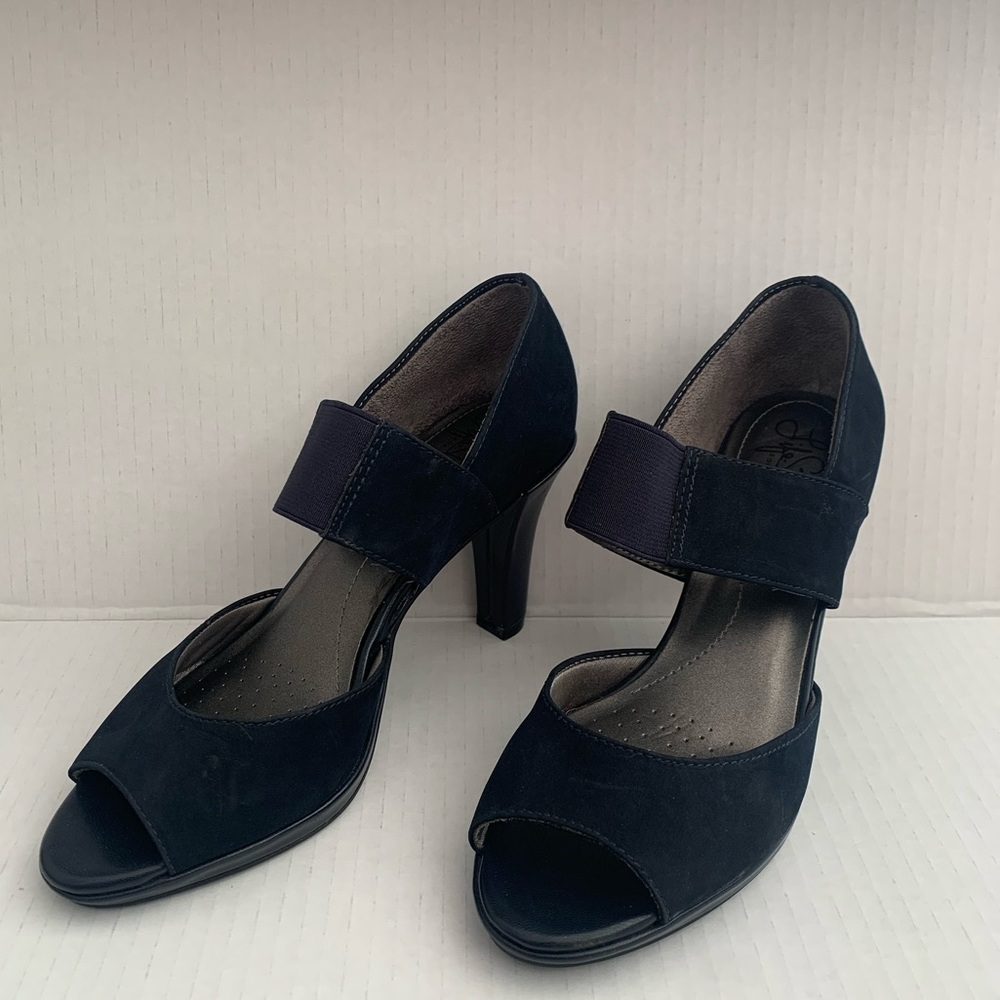 Life Stride Navy Blue Pumps